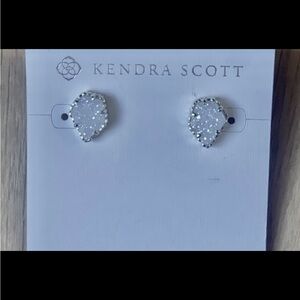 “NWT” KENDRA SCOTT GOLD MOTHER OF PEARL EARRINGS